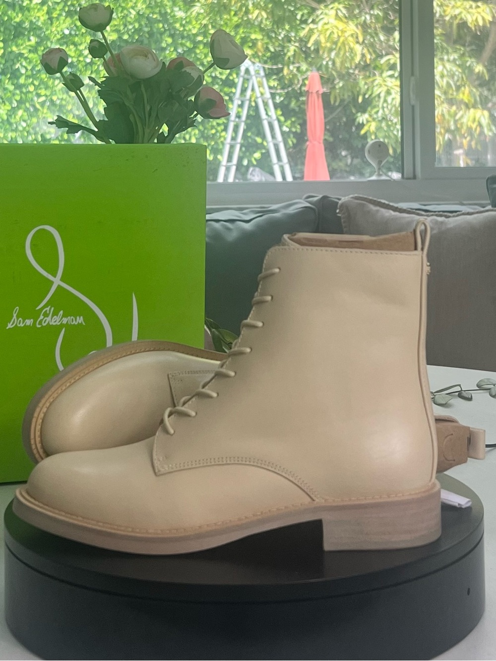 Sam Edelman women’s Cream Lace-Up Chukka Boots